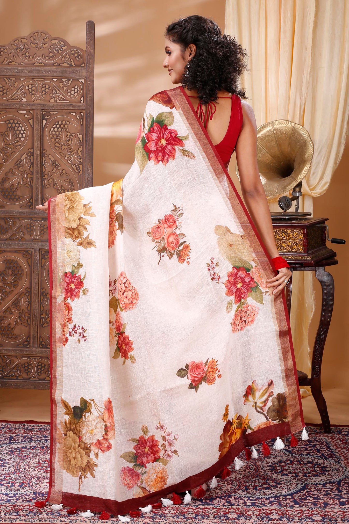 ELEVATE YOUR WAREDROBE WITH THIS LINEN SAREE